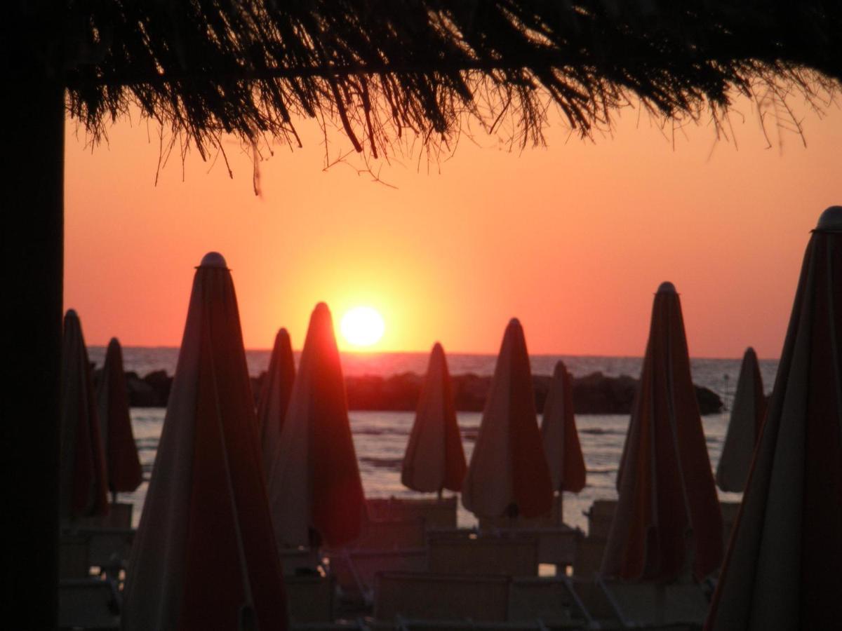 Hotel Villa Aurora Bellaria-Igea Marina Eksteriør billede